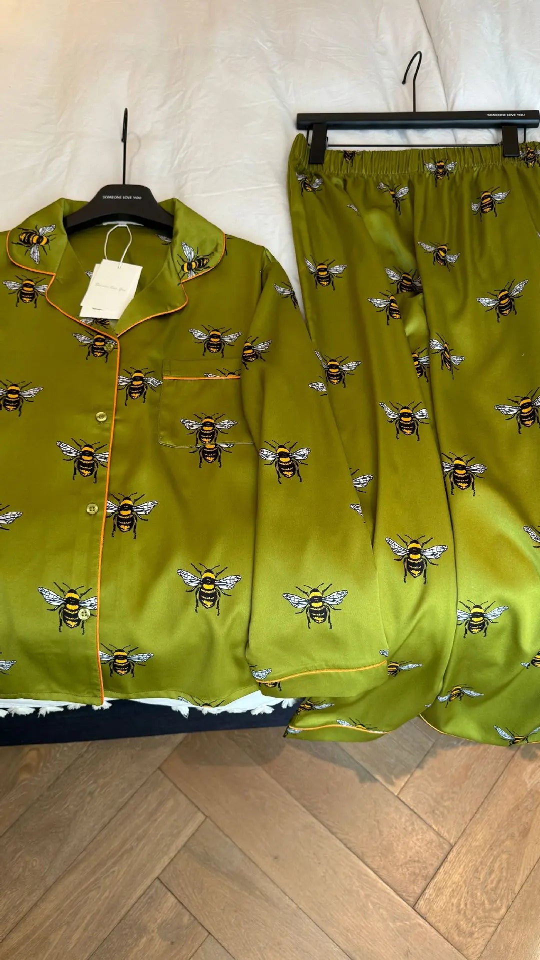 Women Satin Silk Pajamas Set Green Bees Print Pyjama Ice Silk Long Sleeve Lapel Two Piece Set Homewear Spring Autumn Fashion New