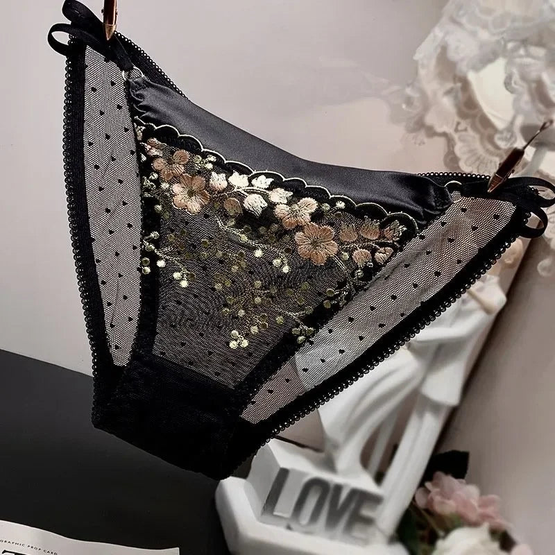 High-end Lace Panties Women's Fashion Embroidery Tapered Mesh Briefs Low Rise Sexy Cut-outs Famale Cotton Crotch Underwear New
