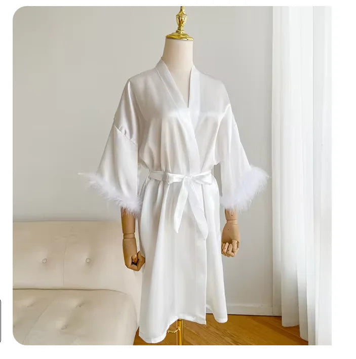 White Bride Wedding Robe with Feathers Women Satin Peignoir Sexy Bridesmids Kimono Gowns Short Bathrobe Bridal Intimate Lingerie